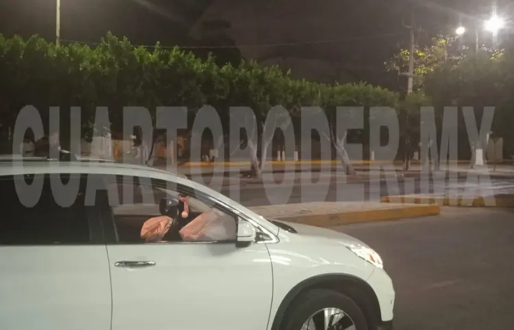 Se estrella contra poste al ir a exceso de velocidad