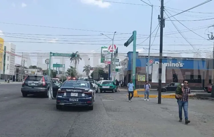 Se estrellan taxi y una camioneta por "semaforazo"