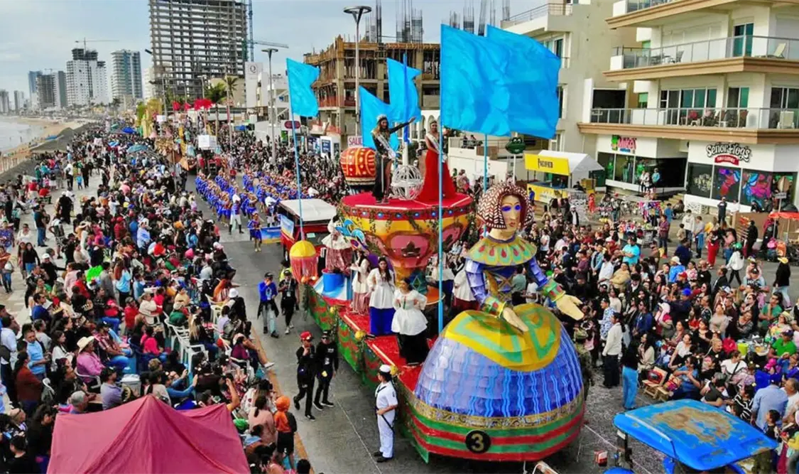 Turistas recorren el malecón, el centro histórico y las playas de Mazatlán. Cortesía
