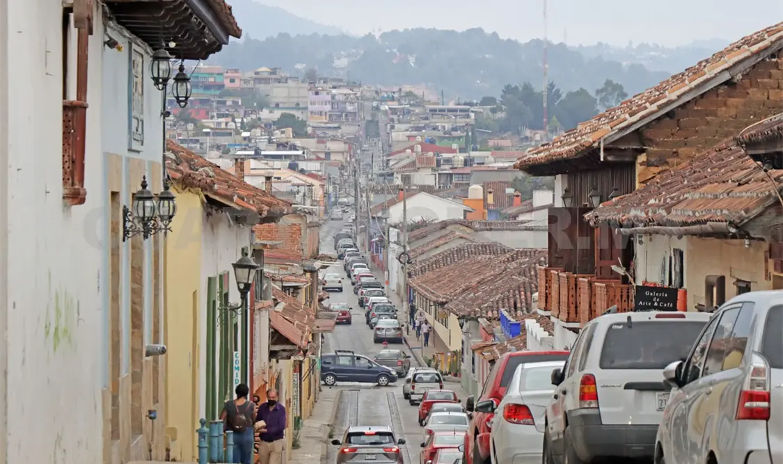 Destacan lo reducido de las calles para caminar en algunas zonas de San Cristóbal de Las Casas. Diego Pérez / CP