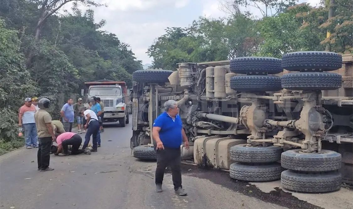 El camión militar acarreaba material pétreo; terminó volcando en una recta prolongada. Genaro Sánchez / CP