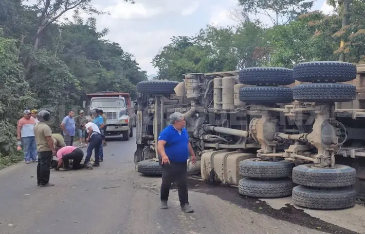 Vuelca unidad militar; chofer perdió el control