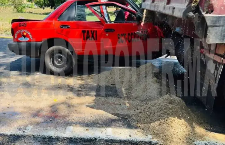 Taxi se estampa en un camión de volteo