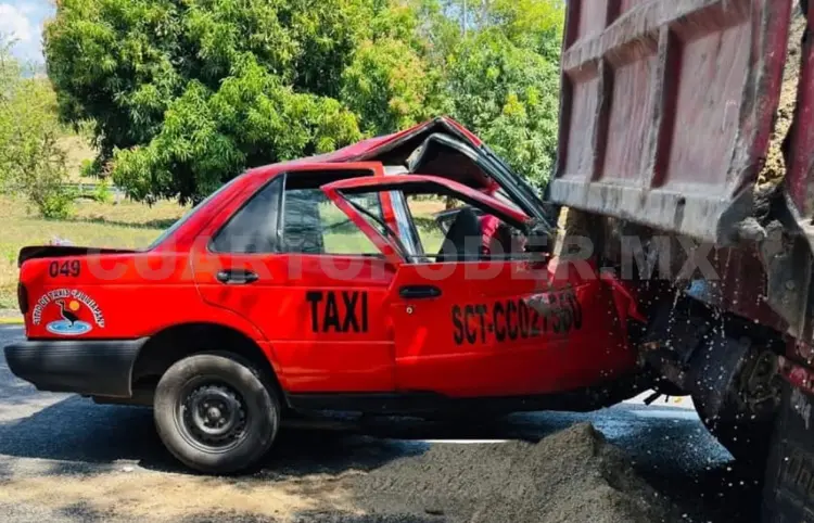Taxi se estampa en un camión de volteo