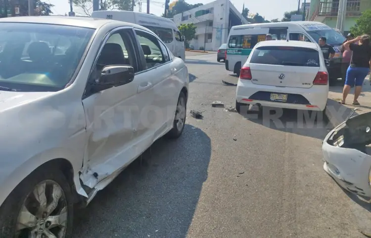 Aparatosa colisión salda con 5 heridos