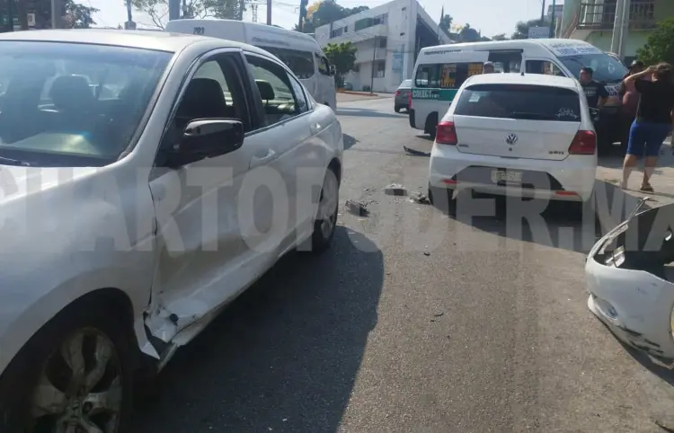 Aparatosa colisión salda con cinco heridos