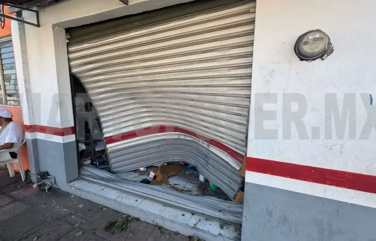 Se queda sin frenos e impacta en negocio
