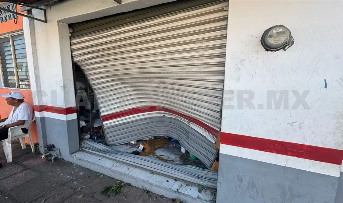 Se queda sin frenos e impacta en negocio