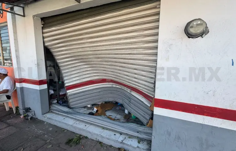 Se queda sin frenos e impacta en negocio
