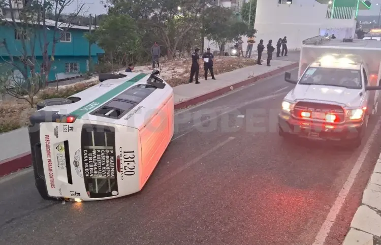 Vuelca colectivo por avería en el volante