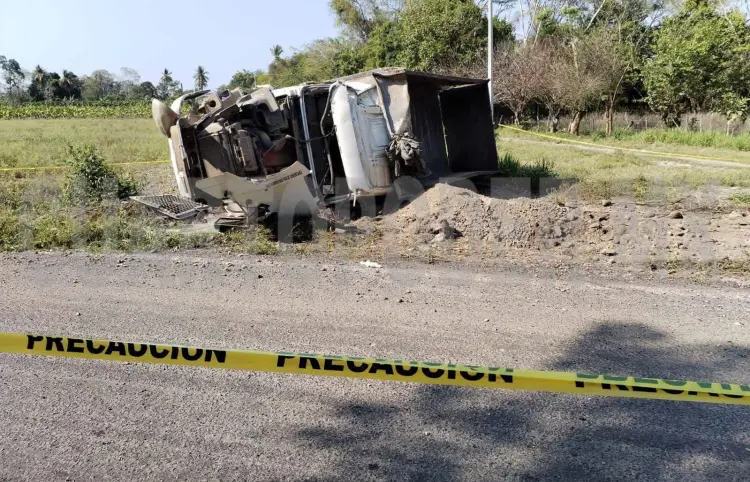 Muere chofer de volteo tras volcar en carretera