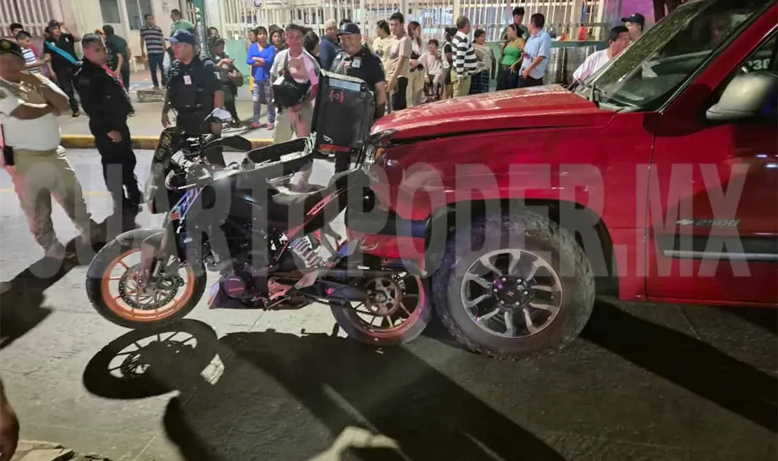 Excede el límite de velocidad y embiste a una moto