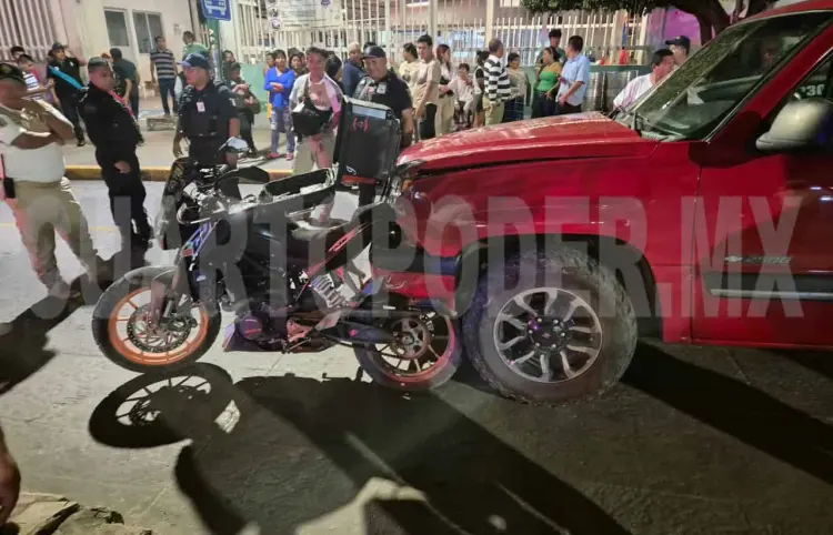 Excede el límite de velocidad y embiste a una moto