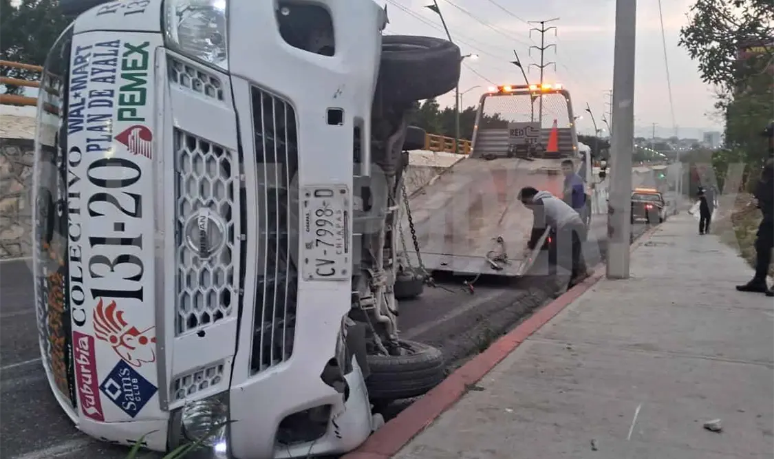 Vuelca colectivo por avería en el volante