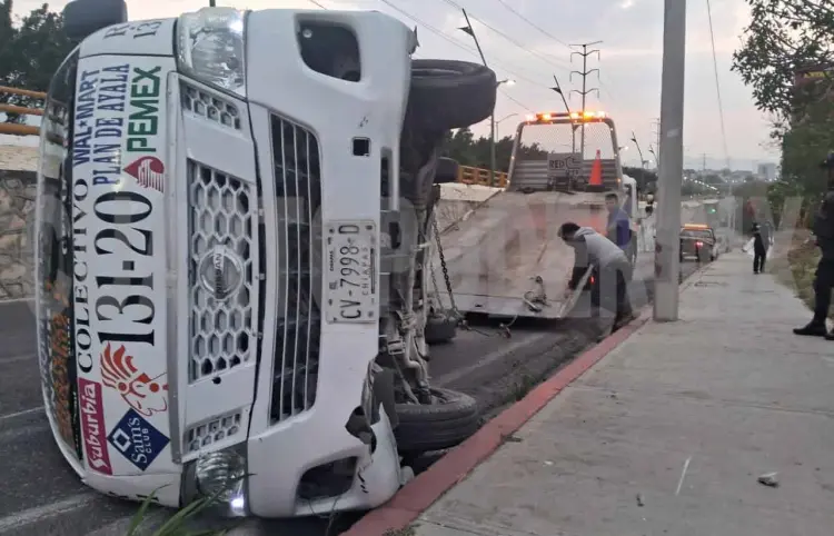 Vuelca colectivo por avería en el volante