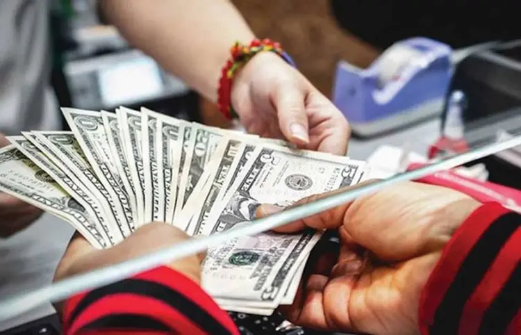 Remesas bajan por primera vez en un año: Banxico