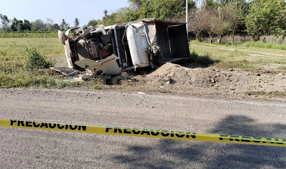 Muere chofer de volteo tras volcar en carretera
