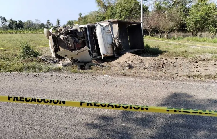 Muere chofer de volteo tras volcar en carretera