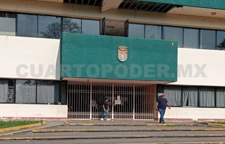 Falla de CFE mantiene a oficinas sin actividades