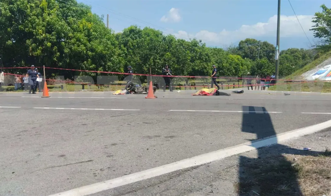 Fallece pareja al ser impactada por un tráiler