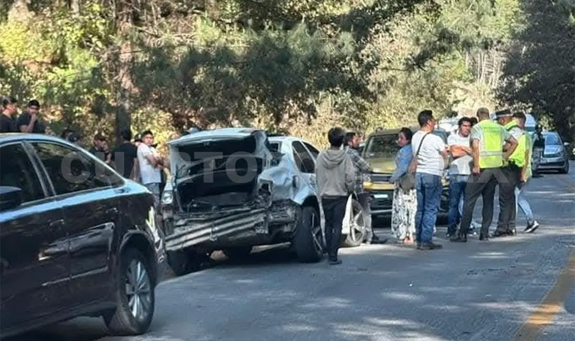 Veloz conductor causa una carambola