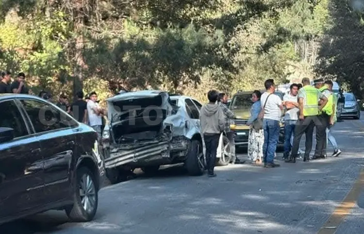 Veloz conductor causa una carambola