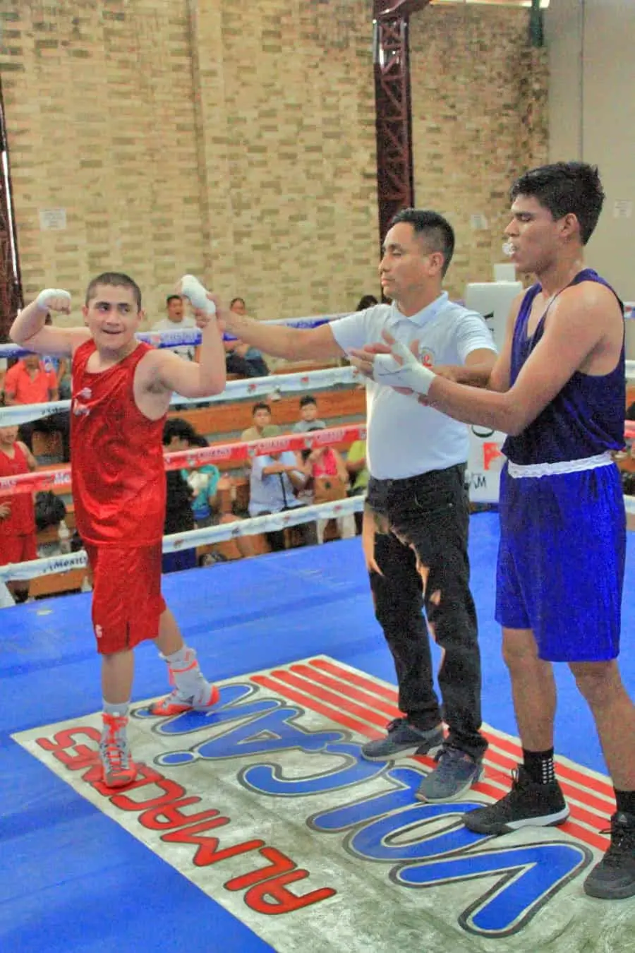 La selección Chiapas de Boxeo sostuvo un intenso enfrentamiento contra Tabasco en el gimnasio Romeo Anaya. Cortesía