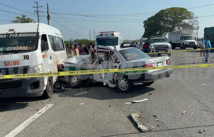 Muere al quedar prensado dentro de su taxi