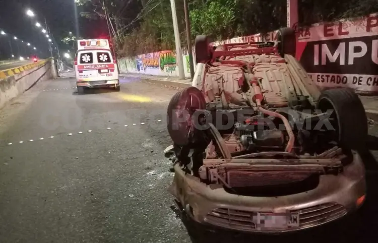 Choca en puente y vuelca; un lesionado