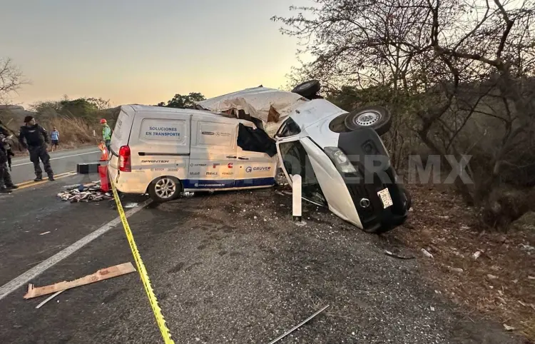 Par de decesos al explotar neumático