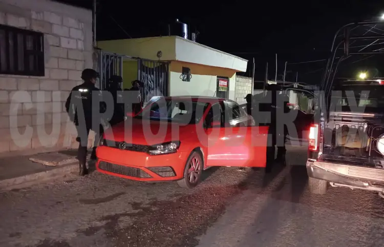 Los arrestan por portar armas y auto robado