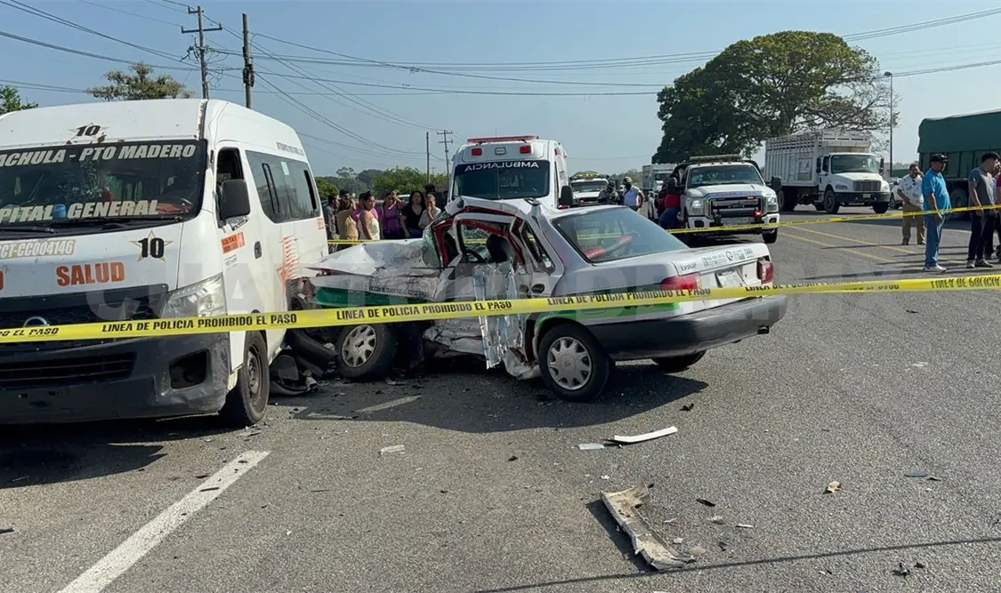 Muere chofer al quedar prensado dentro de su taxi