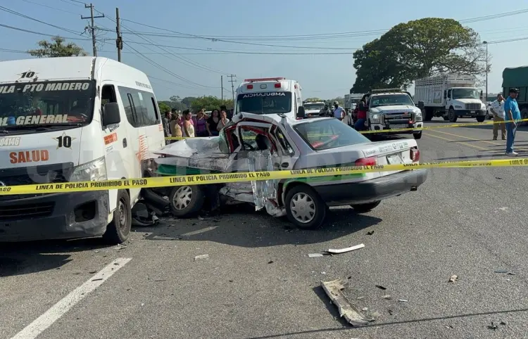 Muere chofer al quedar prensado dentro de su taxi