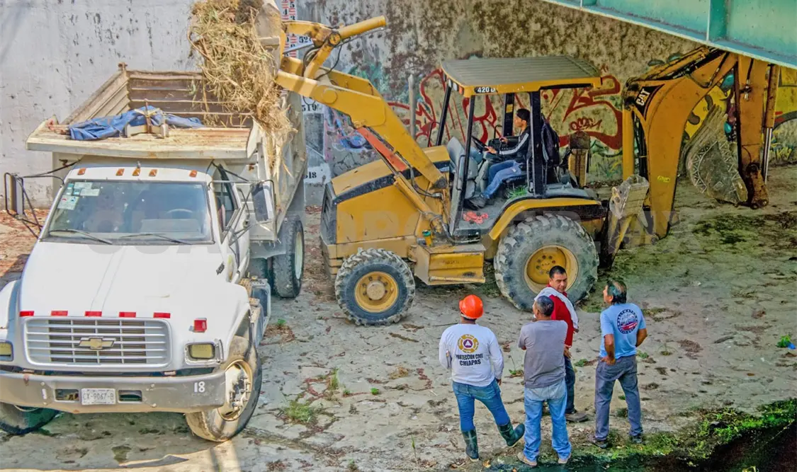 Continúan trabajos de limpieza en el río Sabinal