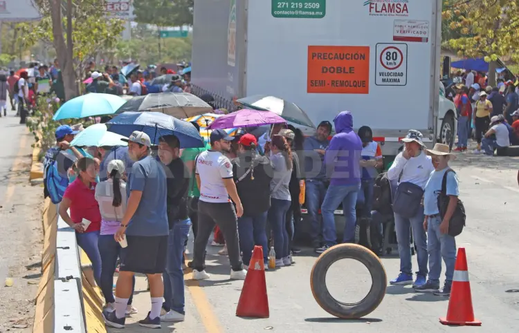Bloquean maestros salidas de Tuxtla