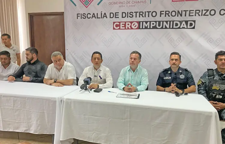 Llaven Abarca anuncia relevos en la FGE