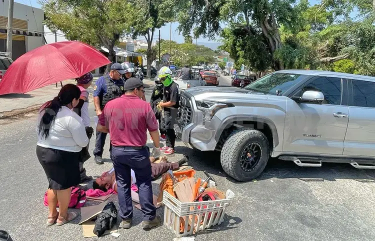 En corte de circulación, motorista sale proyectado