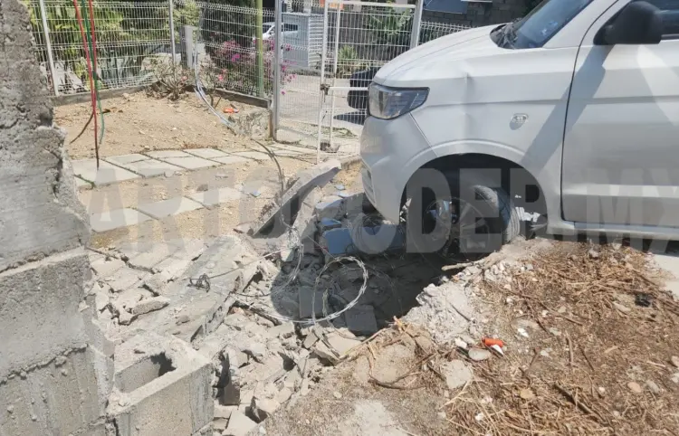 Furgoneta se estampa en la barda de una casa