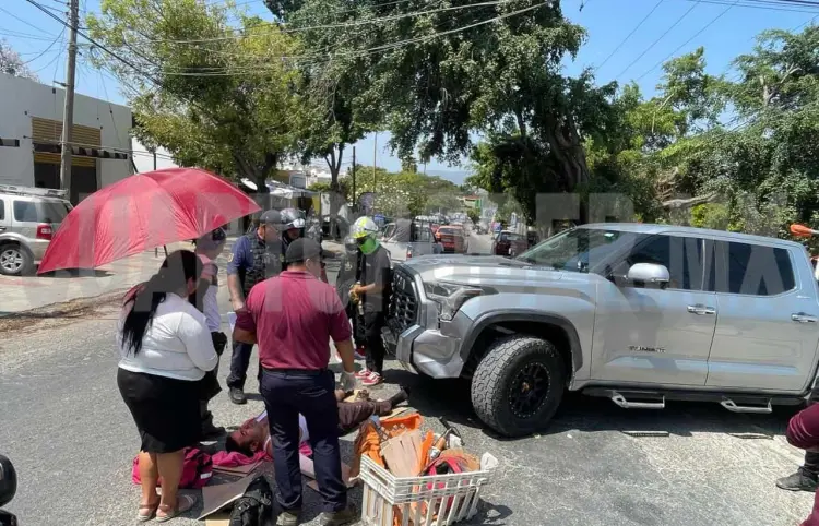 En corte de circulación, motociclista sale proyectado