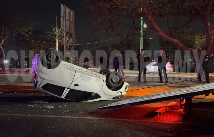 Resultan heridos en volcadura de automóvil
