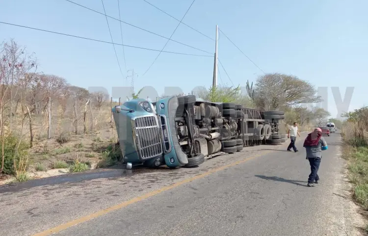 Tráiler se accidenta en crucero Las Limas