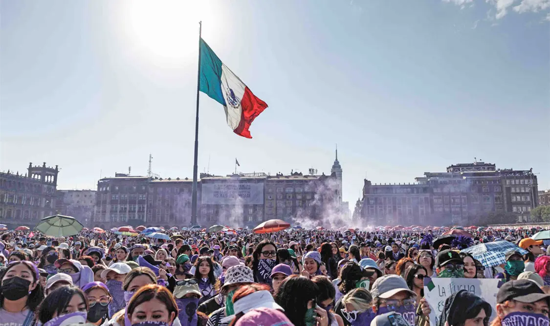 Gran participación de mujeres en marcha feminista