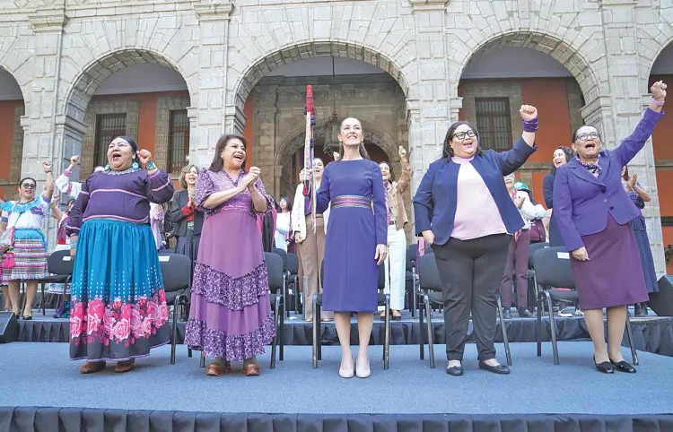 Claudia presenta 10 acciones a favor de las mexicanas
