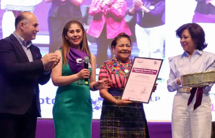 Reconocen a Sheinbaum como líder de las mujeres