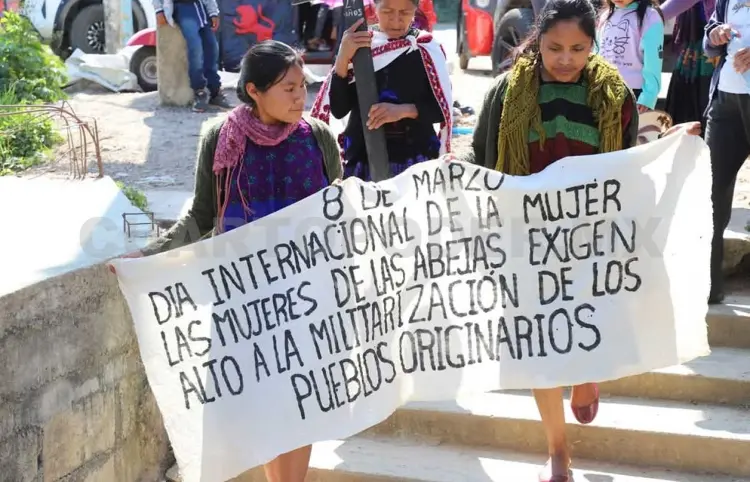 Se manifiestan integrantes de Las Abejas