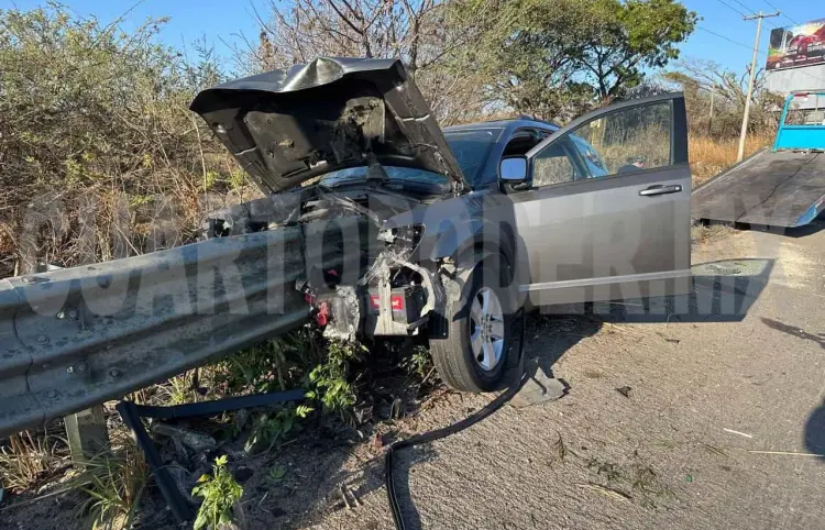 Choque casi le cuesta la vida a automovilista