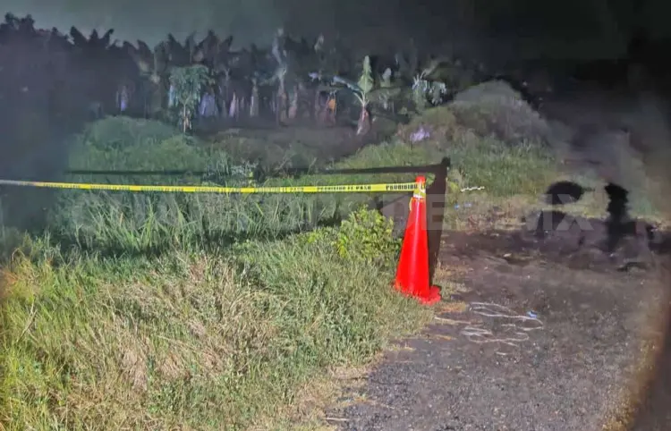 Lo matan y avientan a un canal de riego