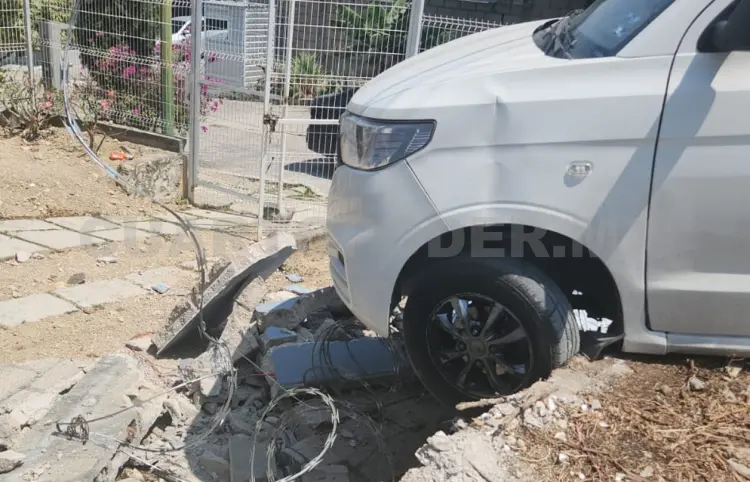 Furgoneta se estampa en la barda de una casa