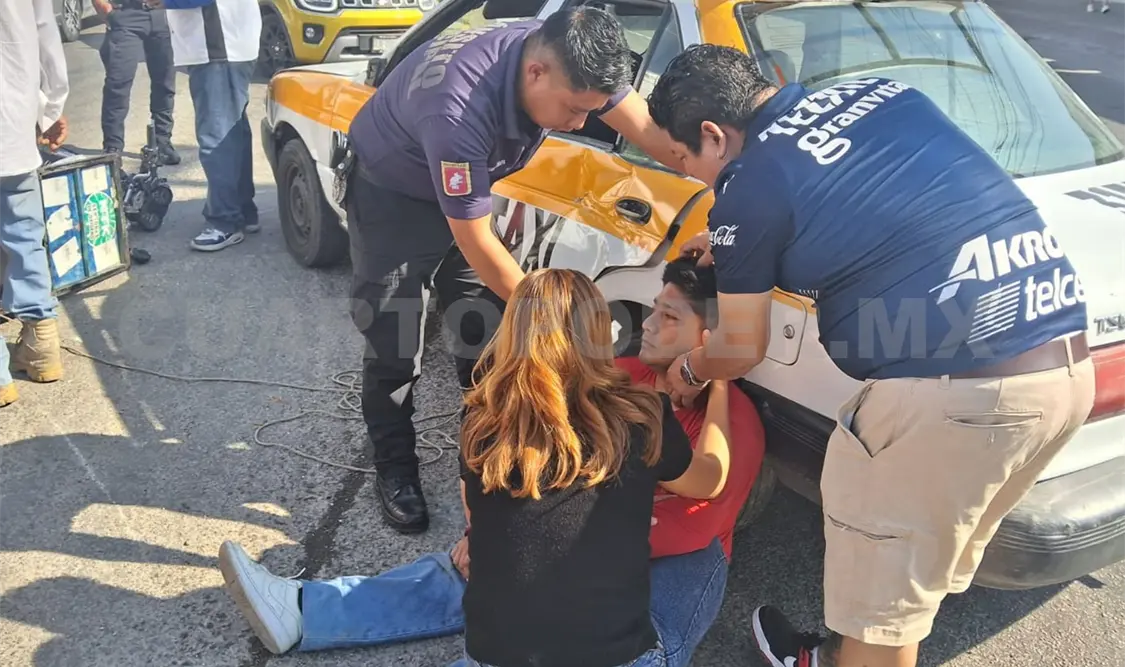 El taxi intentó incorporarse en el retorno de la entrada a la colonia Las Delicias, sin embargo, lo hizo sin precaución. Ulises Villalobos / CP