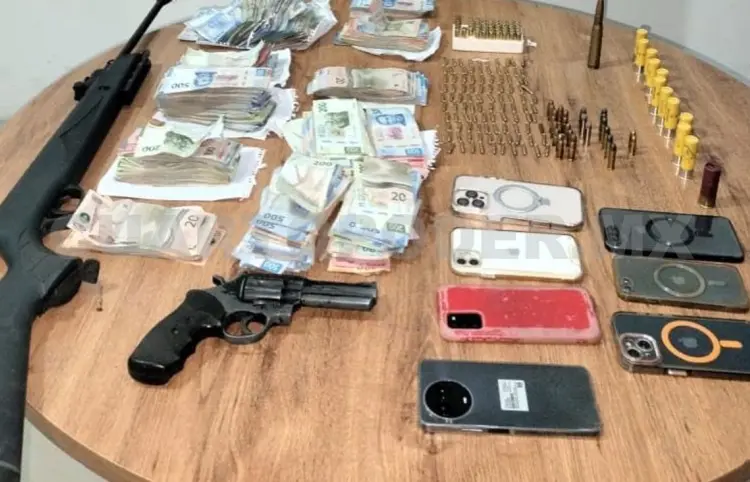 En cateo, dos detenidos y armas aseguradas